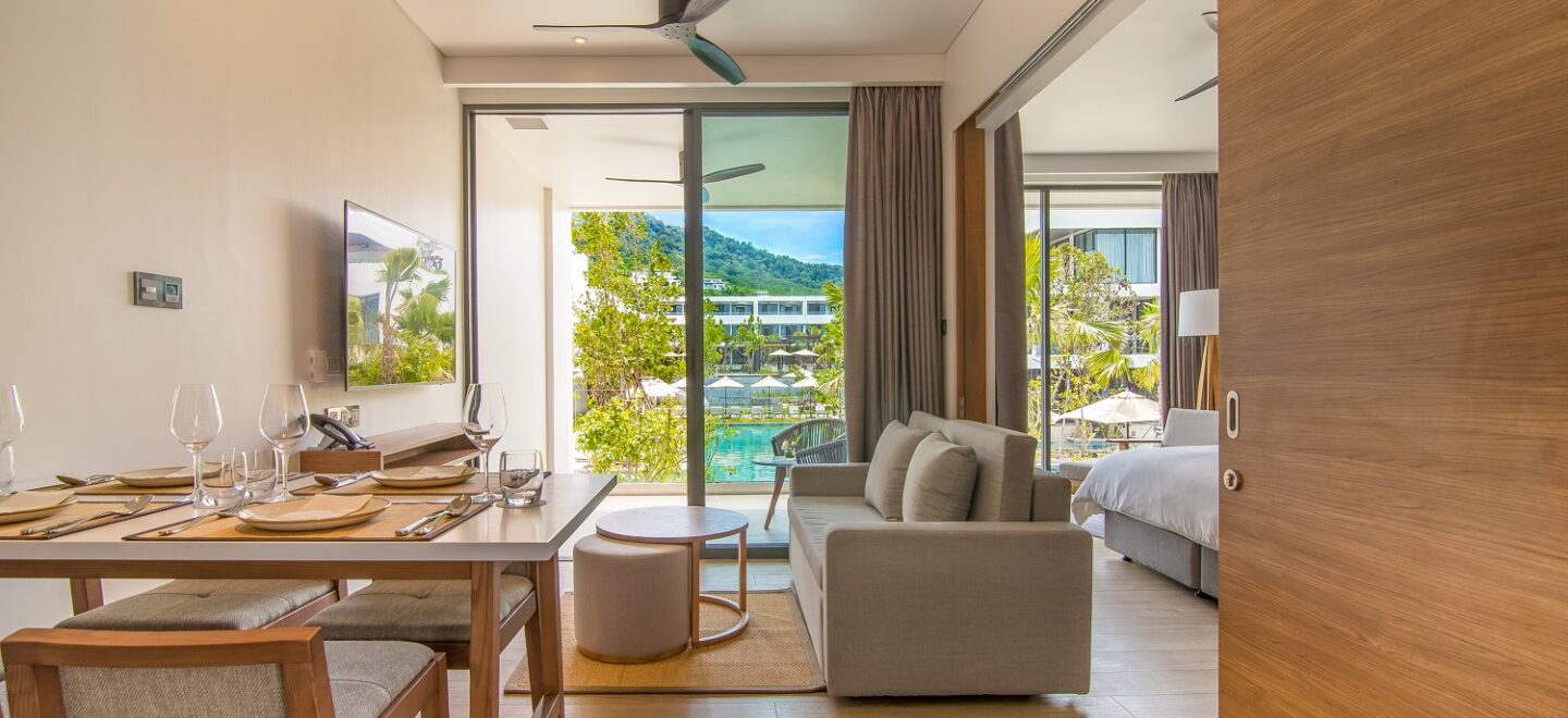 STAY-WELLBEING-LIFESTYLE-RESORT_ONE-BEDROOM-SUITE-POOL-VIEW_DINING-AREA_COVER